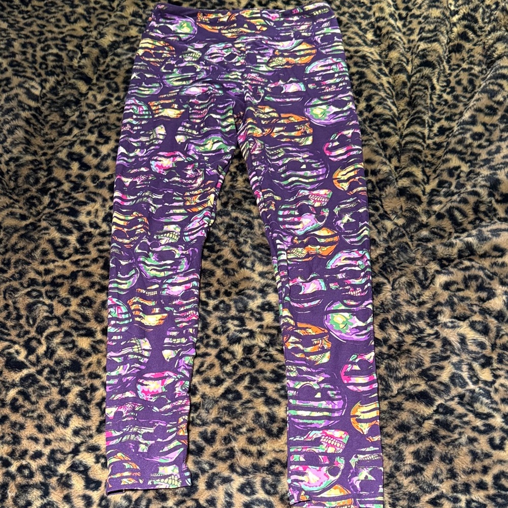 Lularoe leggings one size kinda like a small/medium
